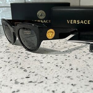 Versace *AUTHENTIC* Tribute  Sunglasses unisex gold Medusa model 4353 GB1/87
